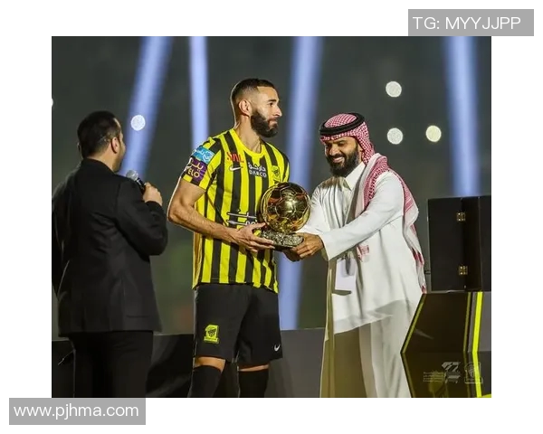 本泽马的传奇之路：从青涩少年到世界足坛巨星的蜕变与辉煌