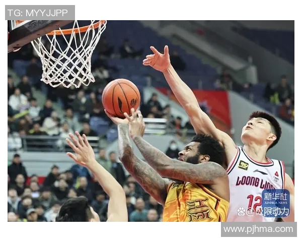 四川队与南京队在CBA赛场的激烈对决引发球迷热议与期待